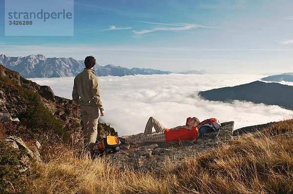 Österreich  Steiermark  Reiteralm  Paar Wanderer rastend