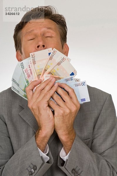 Geschäftsmann mit Euro-Banknoten