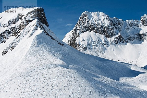 Österreich  Arlberg  Berglandschaft  Skipisten am Hang