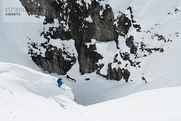 Österreich  Arlberg  Mann beim Skifahren  Springen