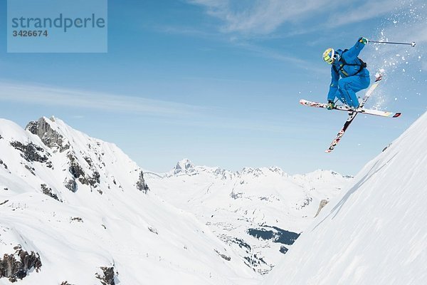 Österreich  Arlberg  Mann beim Skifahren  Springen