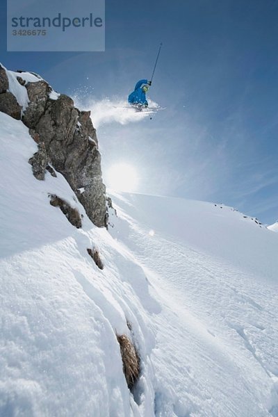 Österreich  Arlberg  Mann beim Skifahren  Springen  Tiefblick