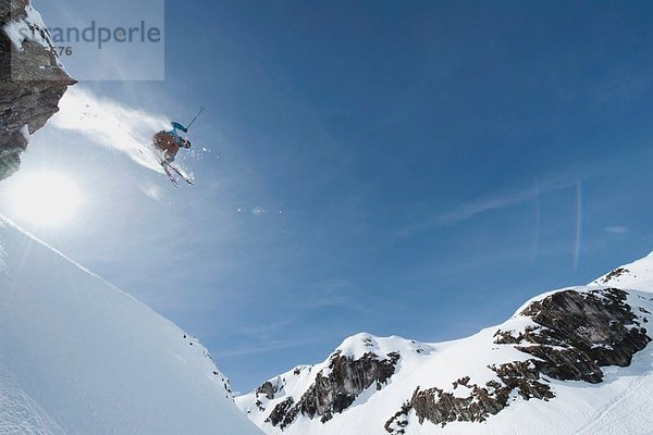 Österreich  Arlberg  Mann beim Skifahren  Springen  Tiefblick