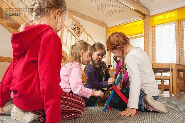Deutschland  Kinder im Kindergarten spielen zusammen