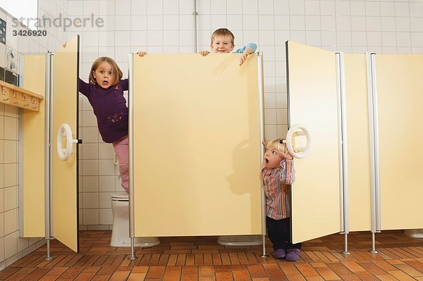 Deutschland  Kinder in der Toilette  herumalbern