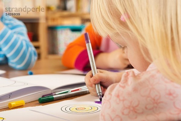 Deutschland  Kinder im Kindergarten zeichnen Bilder  Portrait