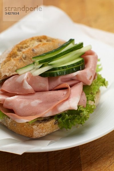 Sandwich mit Mortadella  Salat und Gurkenscheiben  Nahaufnahme