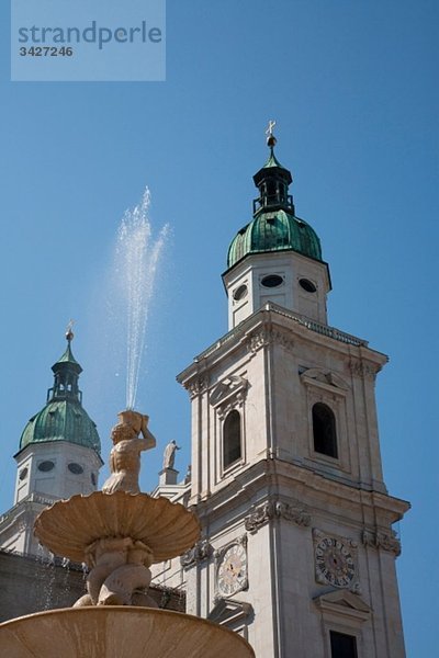 Österreich  Salzburg  Residenzplatz  Brunnen und Dom im Hintergrund