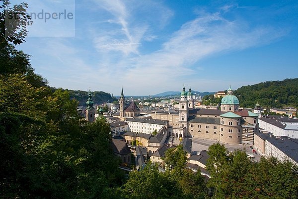 Österreich  Salzburg  Stadtbild mit Franziskanerkirche und Dom
