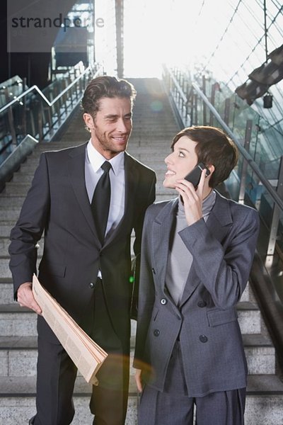 Geschäftsleute auf der Treppe  Geschäftsfrau mit Handy