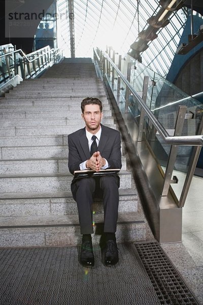 Geschäftsmann auf Treppenstufen sitzend