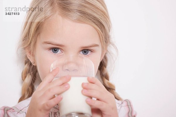Mädchen (4-5) Trinkglas Milch  Portrait  Nahaufnahme