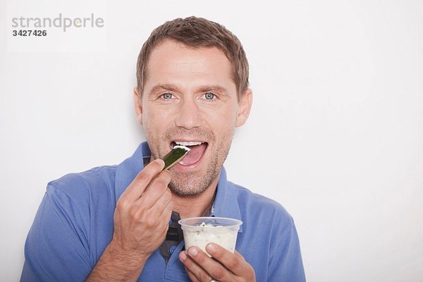 Mann isst Eis  Portrait  Nahaufnahme