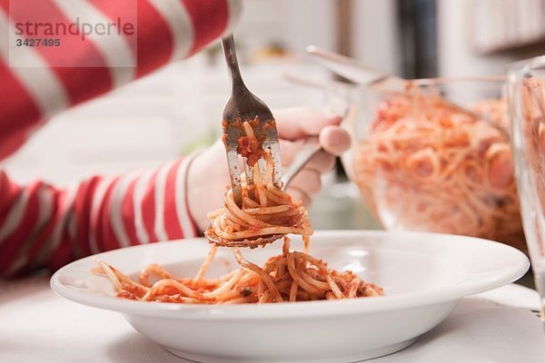 Deutschland  Köln  Kinder essen Spaghetti  Nahaufnahme