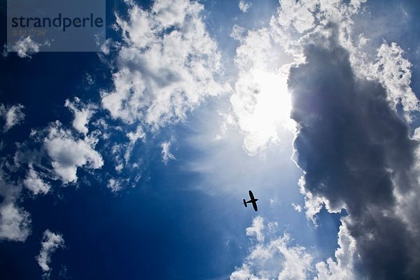 Österreich  Flugzeug gegen bewölkten Himmel  Tiefblick