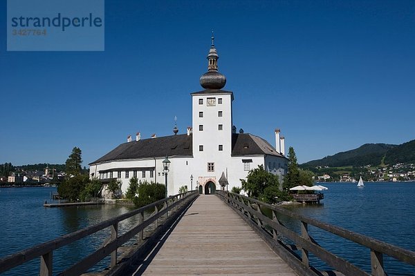 Österreich  Salzkammergut  Gmunden  Schloss Ort im Hintergrund