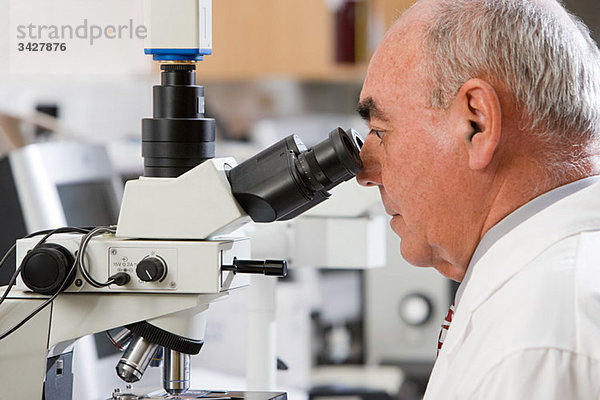 Labortechniker unter dem Mikroskop