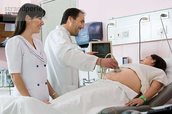 Schwangere Frau mit Ultraschalluntersuchung