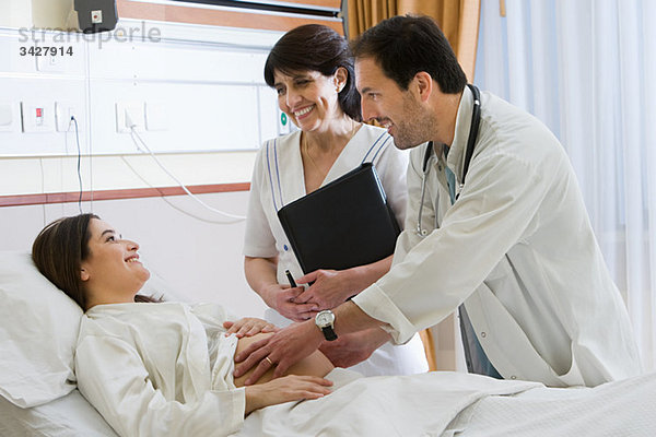 Schwangere Frau mit Arzt und Krankenschwester