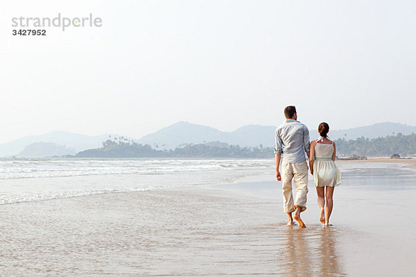 Paar beim Spaziergang im Meer