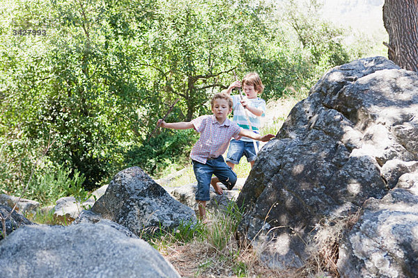 Jungen  die durch Felsen gehen