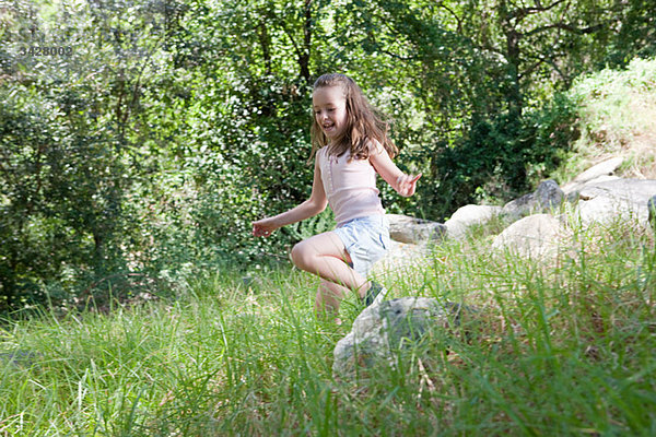 Mädchen springen durchs Gras