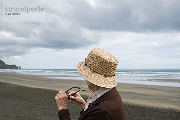 Seniorin am Piha Beach  Auckland