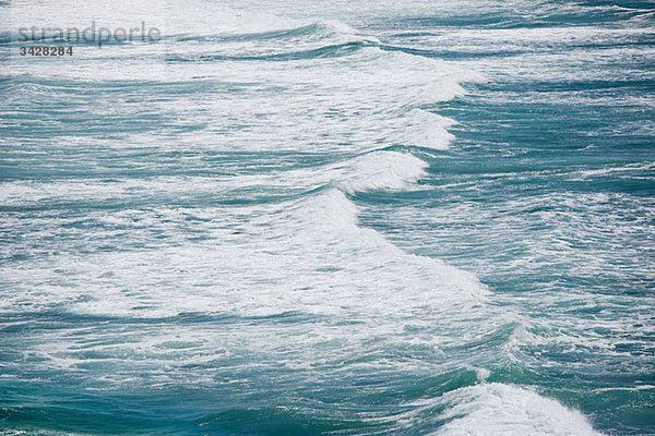 Luftaufnahme der Wellen am Muriwai Beach