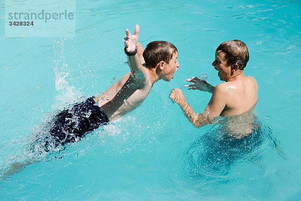 Jungen spielen im Schwimmbad  Auckland
