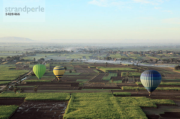 Heißluftballons über Felder bei Luxor