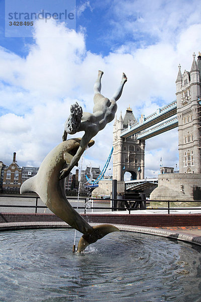 Statue und Turmbrücke London