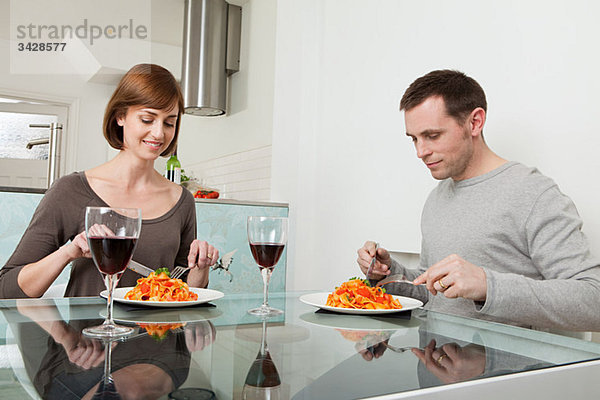 Paar bei Essen und Wein