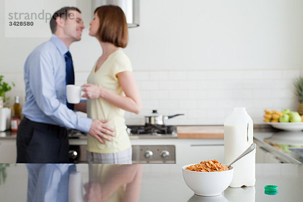 Paar in der Küche zur Frühstückszeit