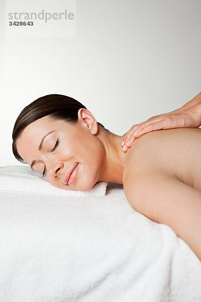 Frau bei einer Massage