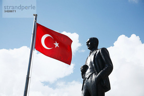 Türkische Flagge und Atatürk-Statue in kas  Türkei