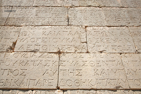 Inschrift an der Wand bei Ruinen von Patara in der Türkei