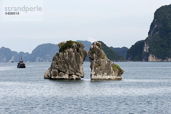 Felsformationen in der Bucht von Ha Long  Vietnam