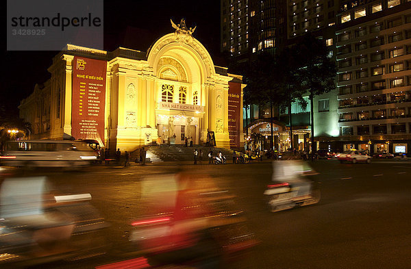 Stadttheater bei Nacht  Straße im Vordergrund  Ho-Chi-Minh-Stadt  Vietnam