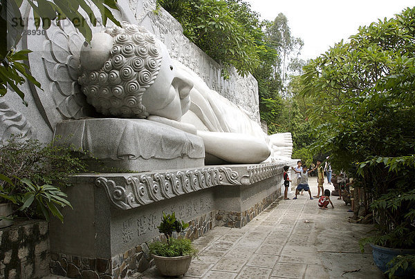 Skulptur eines liegenden Buddha  Nha Trang  Vietnam