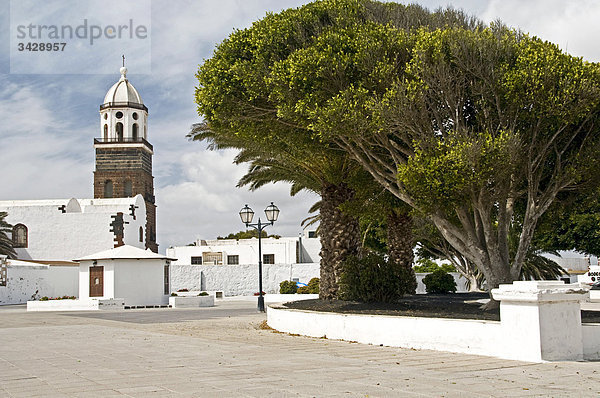 Weisse Gebäude und Kirche San Miguel in Teguise  Lanzarote  Spanien
