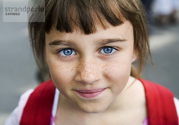Mädchenbildnis mit großen blauen Augen und Sommersprossen  Schweden.