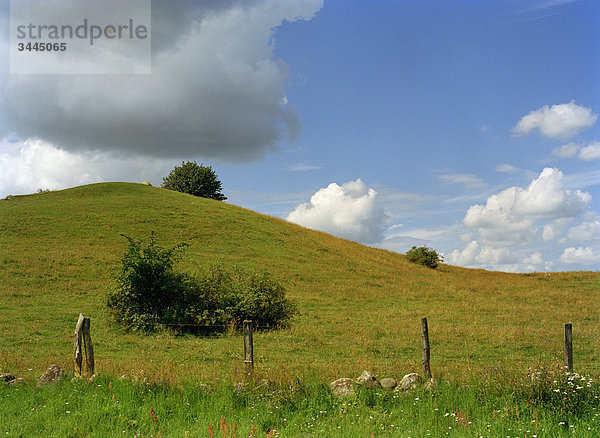 Einem grünen Hügel unter blauem Himmel  Schweden.