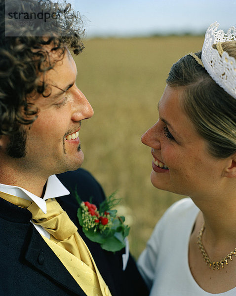 Skandinavien  Schweden  Oland  Braut und Bräutigam lächelnd an jedem anderen  Nahaufnahme