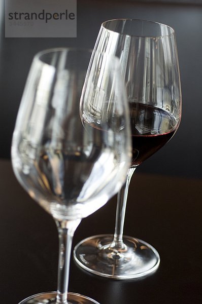 Blick auf zwei Weingläsern mit Rotwein  Nahaufnahme