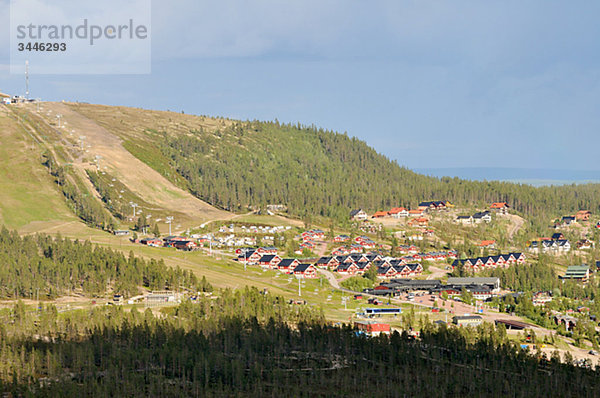 Stadt nah an ein Berg