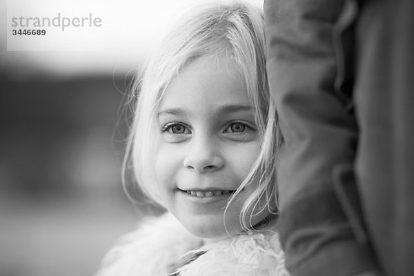Skandinavien  Schweden  Vastergotland  Mädchen mit Vater stehen  Lächeln  Nahaufnahme
