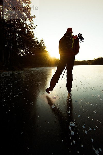 Ein Mann Eislaufen