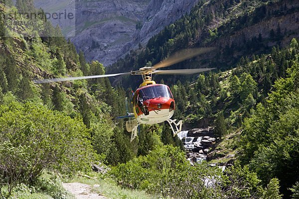 Helikopter-in einem langen Tal
