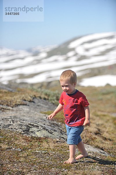 Ein Junge zu Fuß barfoot