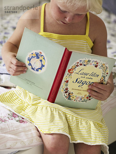 Mädchen Märchen  Schweden ein Buch zu lesen.
